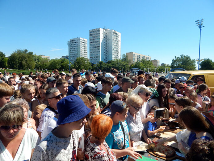 Волонтеры Siobhans Trust угощали жителей Южного пиццой