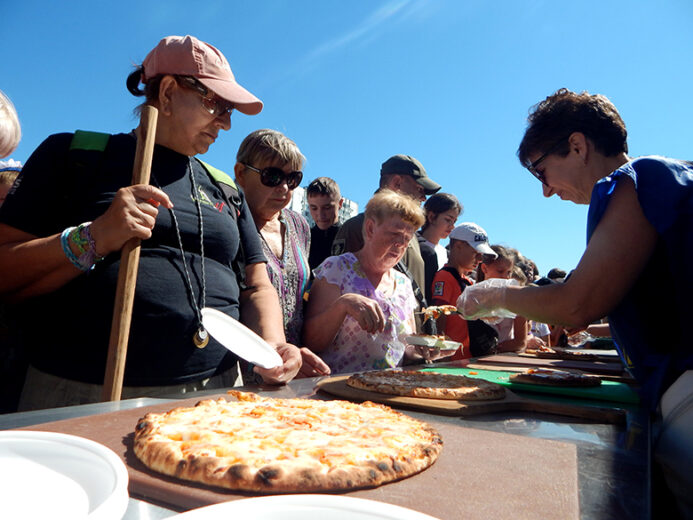Волонтеры Siobhans Trust угощали жителей Южного пиццой