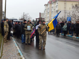 Южненська громада попрощалася з загиблим Героєм України Денисом Опанасковичем