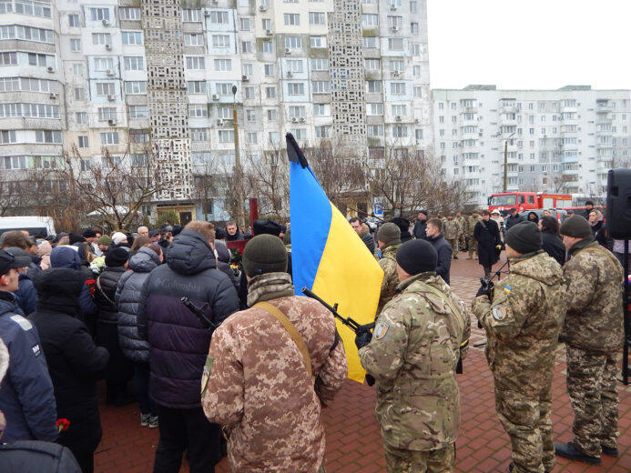 Южненська громада попрощалася з загиблим Героєм України Денисом Опанасковичем