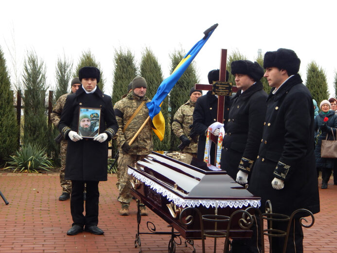 Южненська громада попрощалася з загиблим Героєм України Денисом Опанасковичем