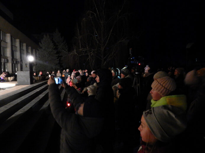 В Южному в День Святого Миколая засвітили вогні на ялинці біля Палацу культури