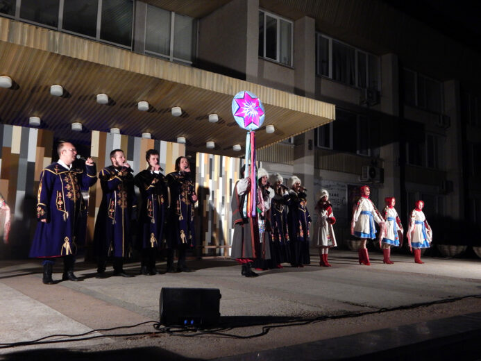 В Южному в День Святого Миколая засвітили вогні на ялинці біля Палацу культури