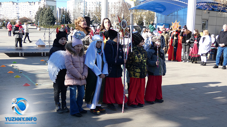 Фото з Залужним, вертеп та флешмоб: в Южному зібрали майже 250 тисяч гривень на ЗСУ 