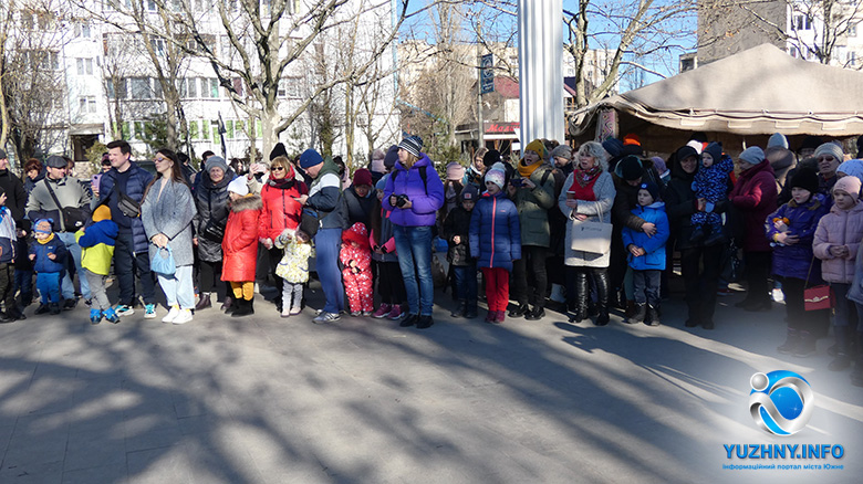 Фото з Залужним, вертеп та флешмоб: в Южному зібрали майже 250 тисяч гривень на ЗСУ 