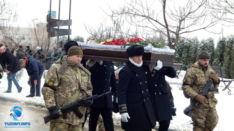 Южненці провели в останню путь 33-річного військового Віктора Кравченка