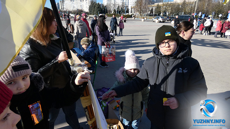 Фото з Залужним, вертеп та флешмоб: в Южному зібрали майже 250 тисяч гривень на ЗСУ 