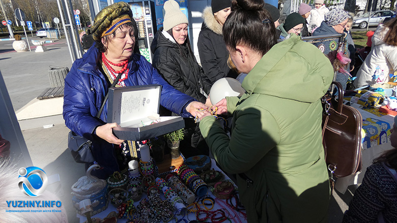 Фото з Залужним, вертеп та флешмоб: в Южному зібрали майже 250 тисяч гривень на ЗСУ 