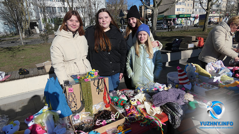 Фото з Залужним, вертеп та флешмоб: в Южному зібрали майже 250 тисяч гривень на ЗСУ 