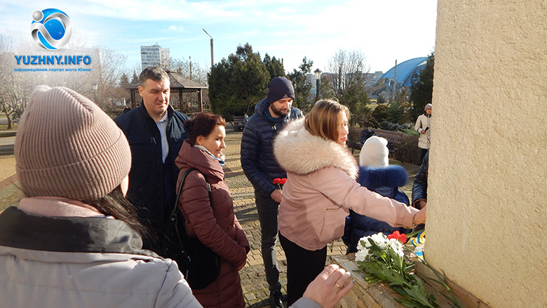 В Южному напередодні Дня Соборності України відбулося покладання квітів