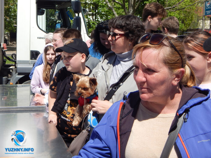 Волонтери Siobhans Trust друге приїхали в Южне і пригощали містян піцою 