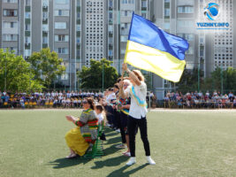 В Ліцеї №3 «Авторська школа М.П.Гузика» зранку 31 травня на стадіоні відбулась шкільна лінійка