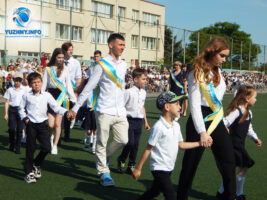 В Ліцеї №3 «Авторська школа М.П.Гузика» зранку 31 травня на стадіоні відбулась шкільна лінійка