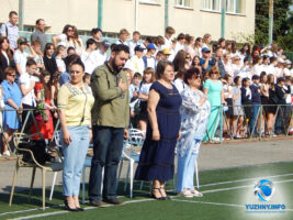 В Ліцеї №3 «Авторська школа М.П.Гузика» зранку 31 травня на стадіоні відбулась шкільна лінійка